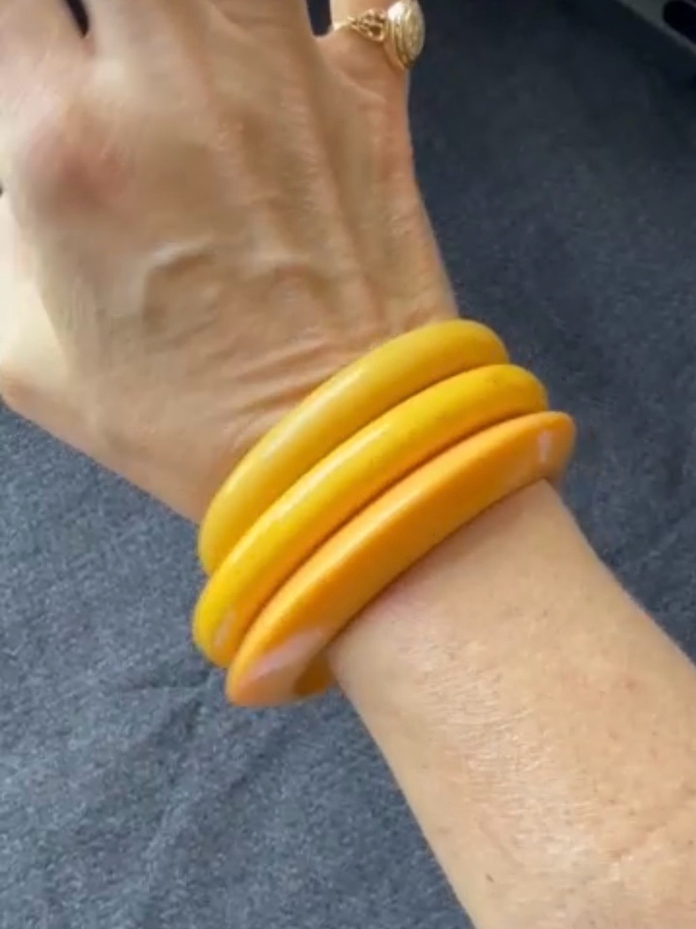 Set of 3 Vintage Butterscotch and Canary Yellow Bakelite Bangles - Picture 3 of 5